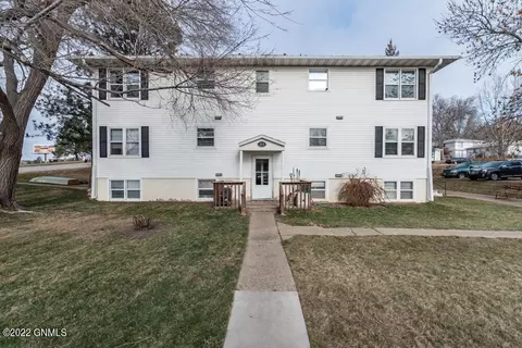 610 9th St NW, Mandan, ND 58554 photo 2