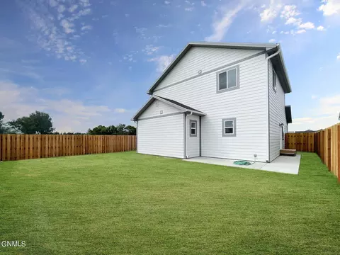610 39th St E, Williston, ND 58801 photo 3