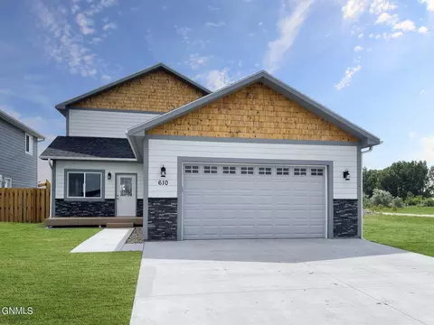 610 39th St E, Williston, ND 58801 photo 1