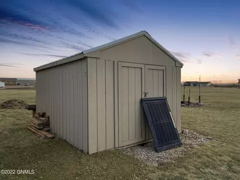 5715 Freedom Ln, Williston, ND 58801 photo 4