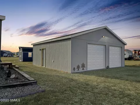 5715 Freedom Ln, Williston, ND 58801 photo 3