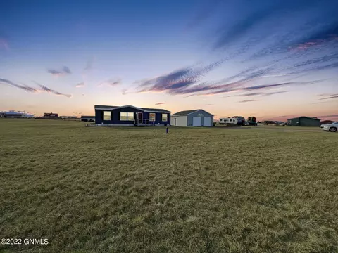 5715 Freedom Ln, Williston, ND 58801 photo 2