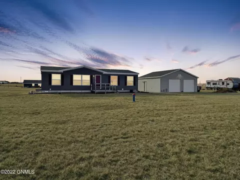 5715 Freedom Ln, Williston, ND 58801 photo 1