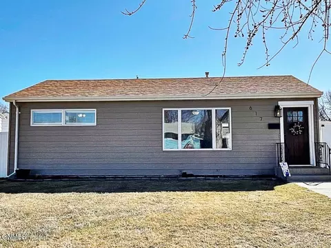617 18th St W, Williston, ND 58801 photo 2