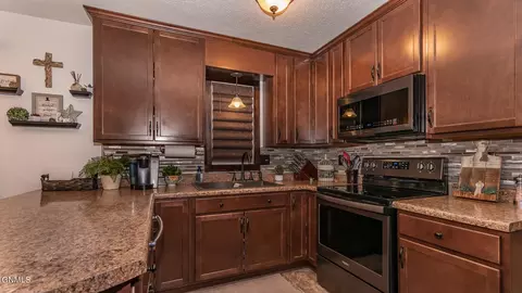 478 Gress St, Dickinson, ND 58601 photo 8