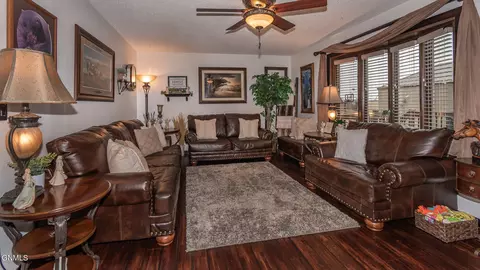 478 Gress St, Dickinson, ND 58601 photo 2
