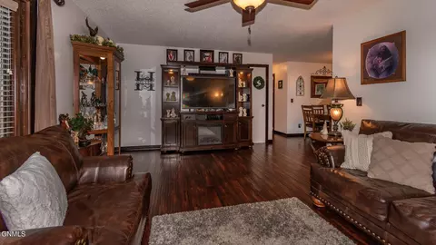 478 Gress St, Dickinson, ND 58601 photo 3
