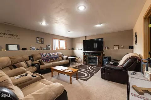 9030 Plainview Dr, Bismarck, ND 58503 photo 24