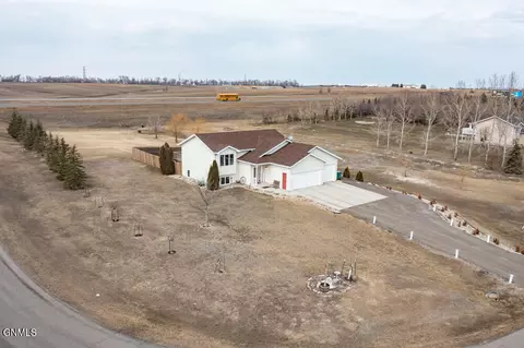 9030 Plainview Dr, Bismarck, ND 58503 photo 4