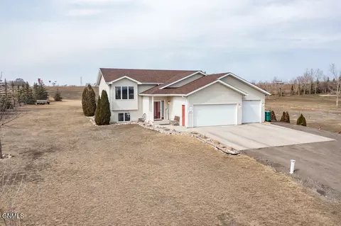 9030 Plainview Dr, Bismarck, ND 58503 photo 1