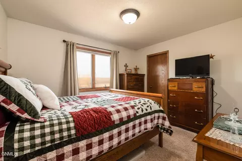 9030 Plainview Dr, Bismarck, ND 58503 photo 19