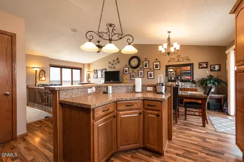 9030 Plainview Dr, Bismarck, ND 58503 photo 11