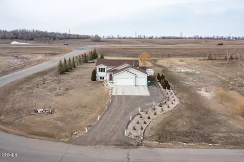 9030 Plainview Dr, Bismarck, ND 58503 photo 5
