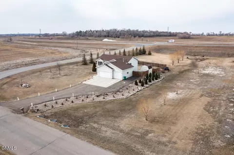 9030 Plainview Dr, Bismarck, ND 58503 photo 6