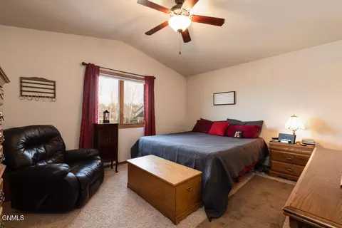 9030 Plainview Dr, Bismarck, ND 58503 photo 17