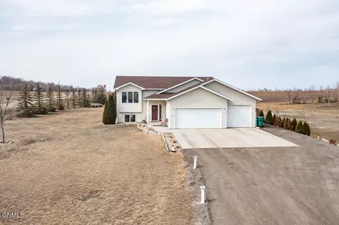 9030 Plainview Dr, Bismarck, ND 58503 photo 2