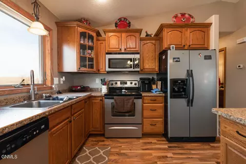 9030 Plainview Dr, Bismarck, ND 58503 photo 10