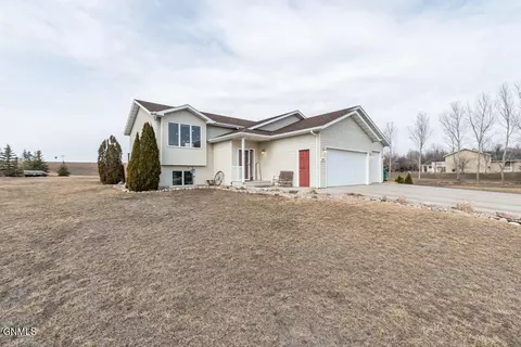 9030 Plainview Dr, Bismarck, ND 58503 photo 3