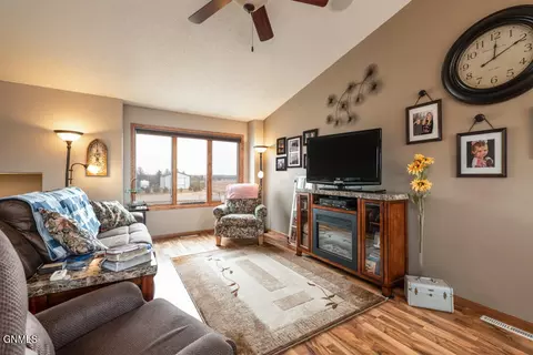 9030 Plainview Dr, Bismarck, ND 58503 photo 16