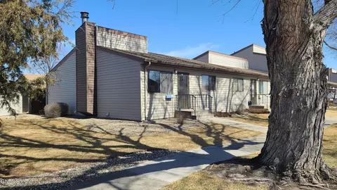 342 Willow Ln, Bismarck, ND 58504 photo 1
