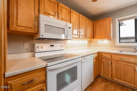342 Willow Ln, Bismarck, ND 58504 photo 8