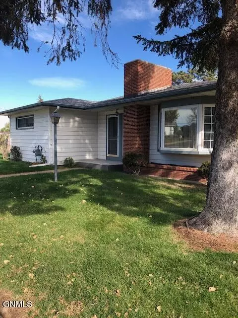 646 3 Ave W, Dickinson, ND 58601 photo 1