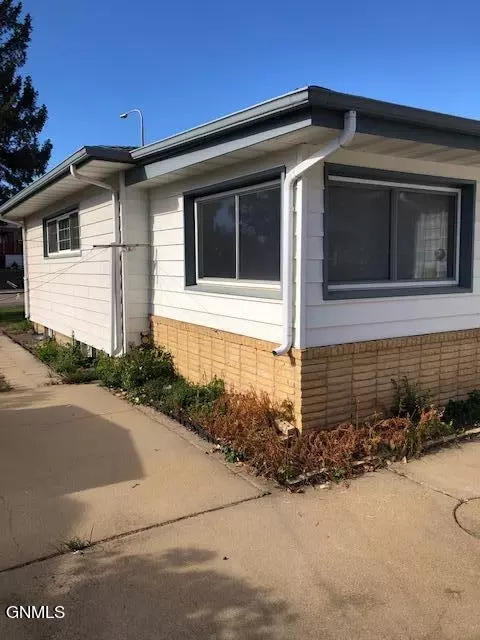 646 3 Ave W, Dickinson, ND 58601 photo 5