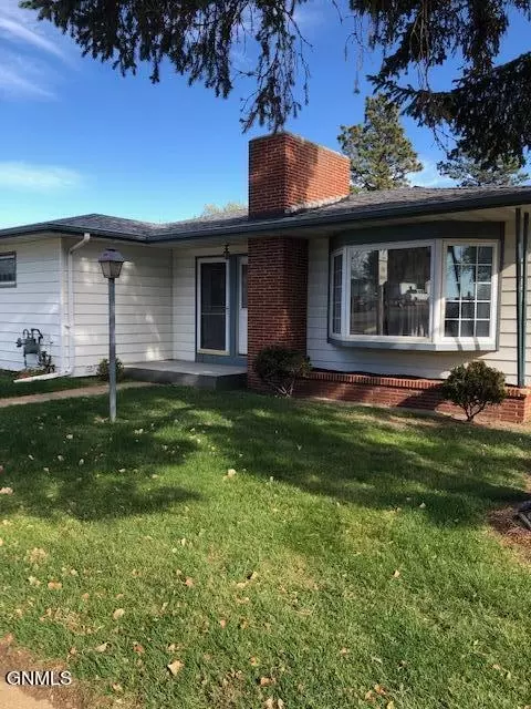 646 3 Ave W, Dickinson, ND 58601 photo 2