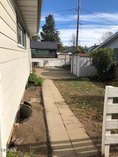 646 3 Ave W, Dickinson, ND 58601 photo 3