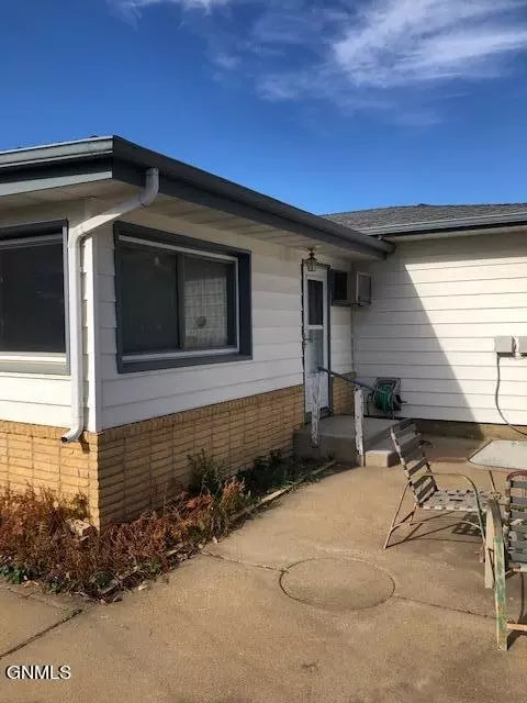 646 3 Ave W, Dickinson, ND 58601 photo 4