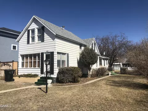 408 3rd Ave E, Williston, ND 58801 photo 1
