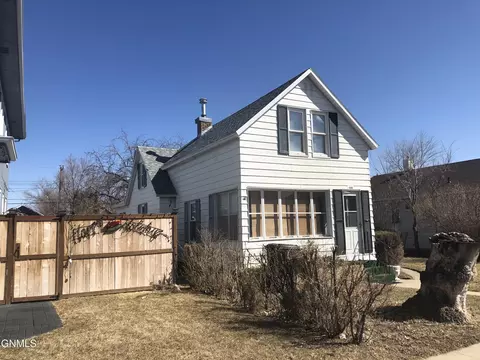 408 3rd Ave E, Williston, ND 58801 photo 4