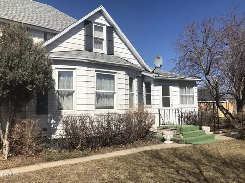 408 3rd Ave E, Williston, ND 58801 photo 2