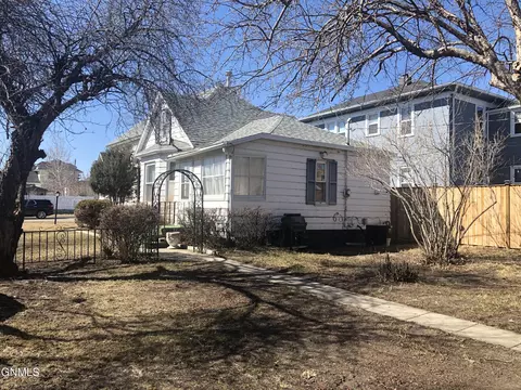 408 3rd Ave E, Williston, ND 58801 photo 3