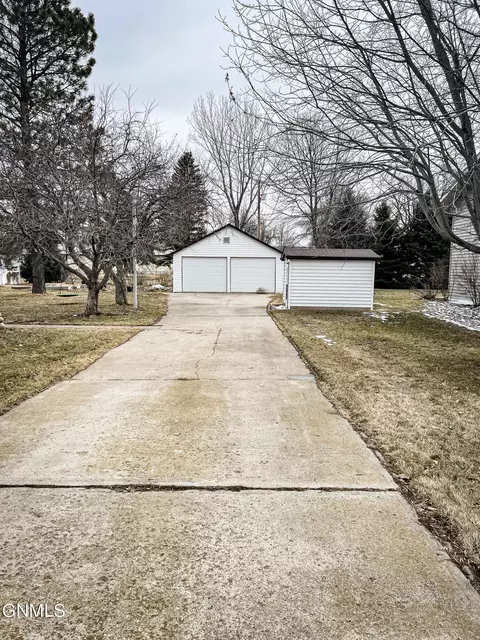 405 4th Ave SW, Steele, ND 58482 photo 3