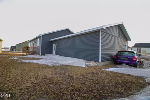 60 Mulberry Loop NE, Minot, ND 58703 photo 4