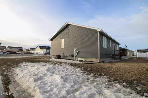 60 Mulberry Loop NE, Minot, ND 58703 photo 3