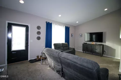 60 Mulberry Loop NE, Minot, ND 58703 photo 6