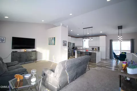 60 Mulberry Loop NE, Minot, ND 58703 photo 5