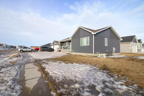 60 Mulberry Loop NE, Minot, ND 58703 photo 2