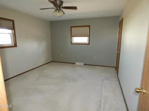 521 Mitchell Ave N, Steele, ND 58482 photo 17