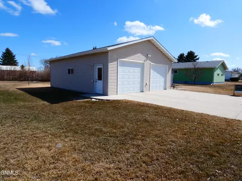 521 Mitchell Ave N, Steele, ND 58482 photo 2