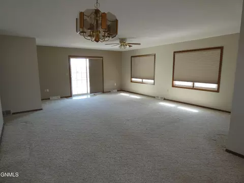 521 Mitchell Ave N, Steele, ND 58482 photo 7