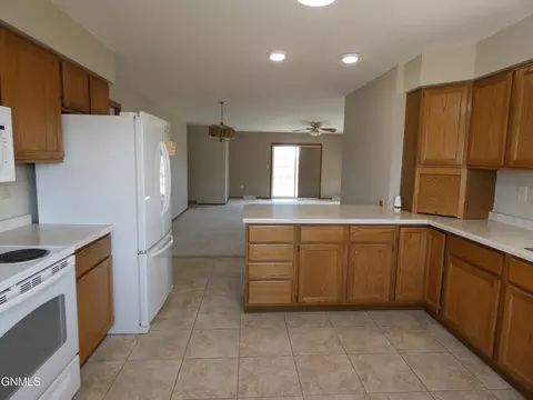 521 Mitchell Ave N, Steele, ND 58482 photo 4