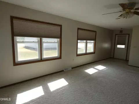 521 Mitchell Ave N, Steele, ND 58482 photo 11