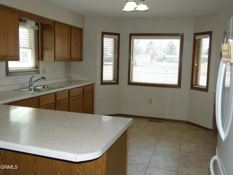 521 Mitchell Ave N, Steele, ND 58482 photo 3