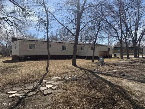 2108 6th Ave W, Williston, ND 58801 photo 2
