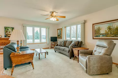 2913 Colorado Dr E, Bismarck, ND 58503 photo 4