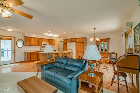 2913 Colorado Dr E, Bismarck, ND 58503 photo 9