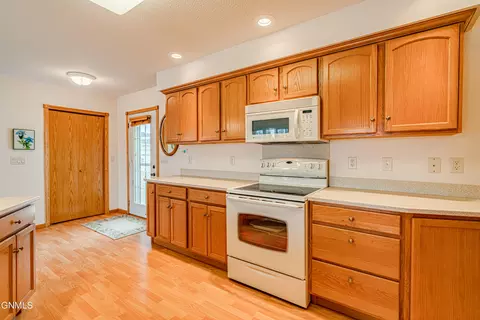 2913 Colorado Dr E, Bismarck, ND 58503 photo 14